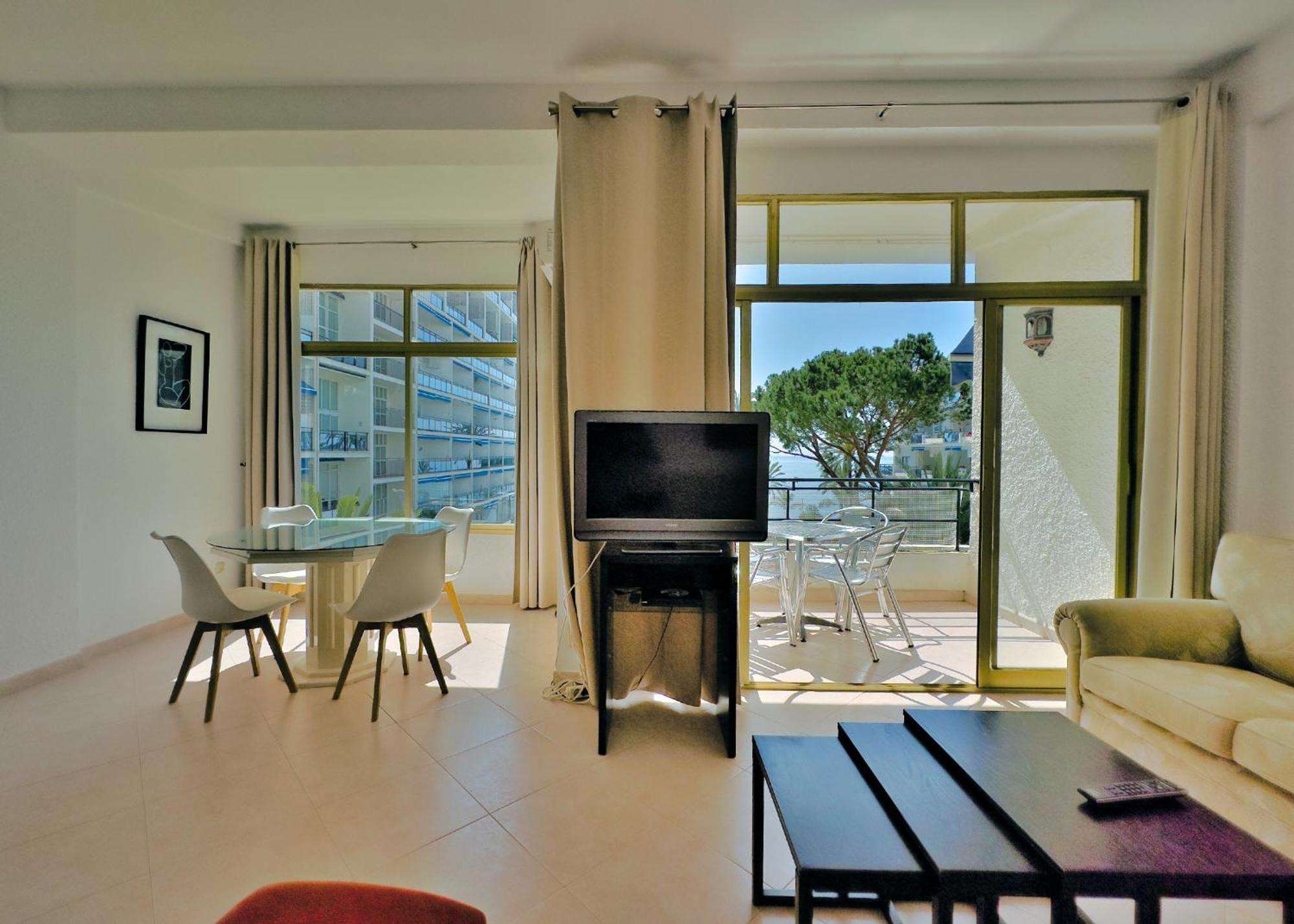 Skol 335. Fantastic Beachfront Facing South. Appartement